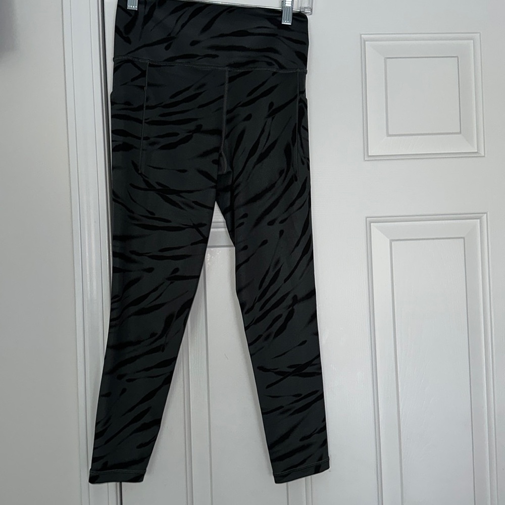 Athleta NWOT Salutation Stash Pocket II 7/8 Tight
